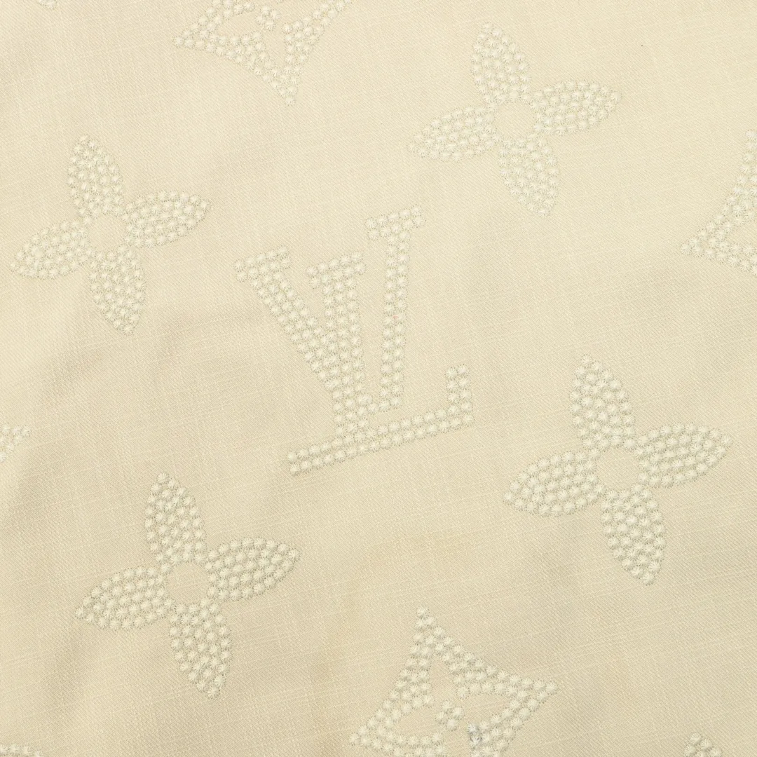 🅿️570 Louis Vuitton/Louis Vuitton pearl presbyopic stitching baseball uniform jacket Warm reminder: It is recommended to hand wash or dry clean! ! This year is particularly popular. Baseball uniform jackets are available at all levels of the market (you must compare the details). The most powerful quality control. Baseball uniforms have been produced and researched for 7 years. The details are exquisite. With it, you will be the most handsome boy in the world. The fully painted surface with four-button buttons (buttons with LOGO), the fabric is customized for more than a month. It is not ready-made in the market. It is made of woolen blended fabric, custom-woven and dyed. It has high color fastness. It is recommended to hand wash or dry clean for the first time. "Custom-woven knitted rib at the hem", the lining is made of silky and delicate cupro fiber material, which can be worn directly against the body. It is extremely comfortable, a heavy-hitting item, purchase version! Size：XS-L